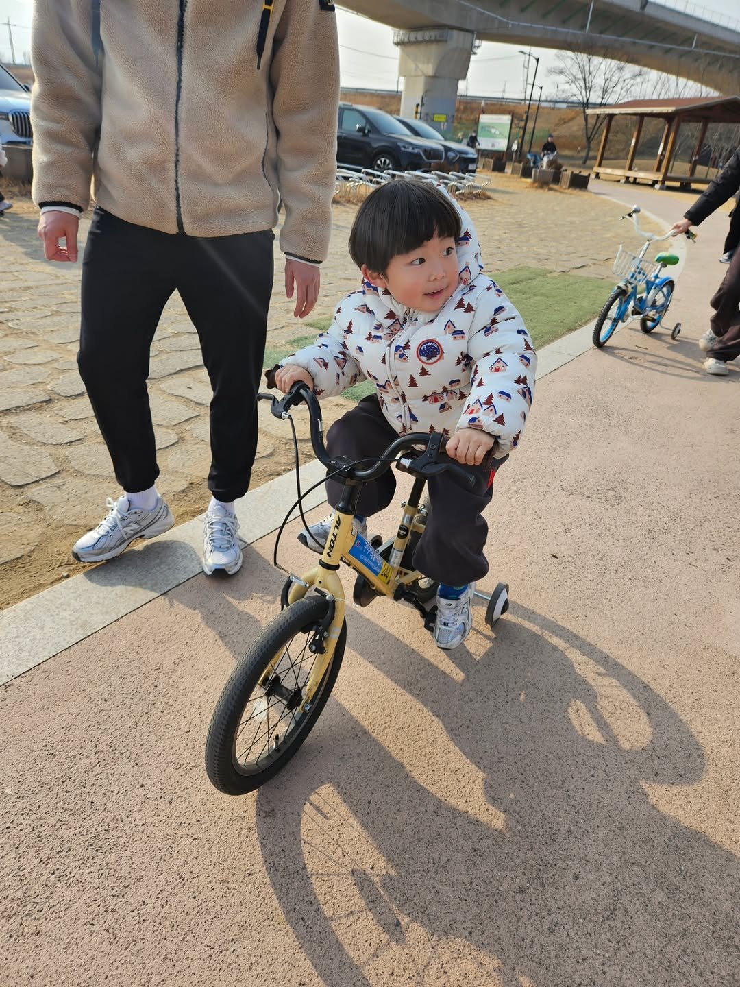 jun9.5o 게시물 이미지: #낙동강체육공원 #자전거대여

자전거타기 도전🚲
처음타보는 자전거가 너무 재밌었는지...