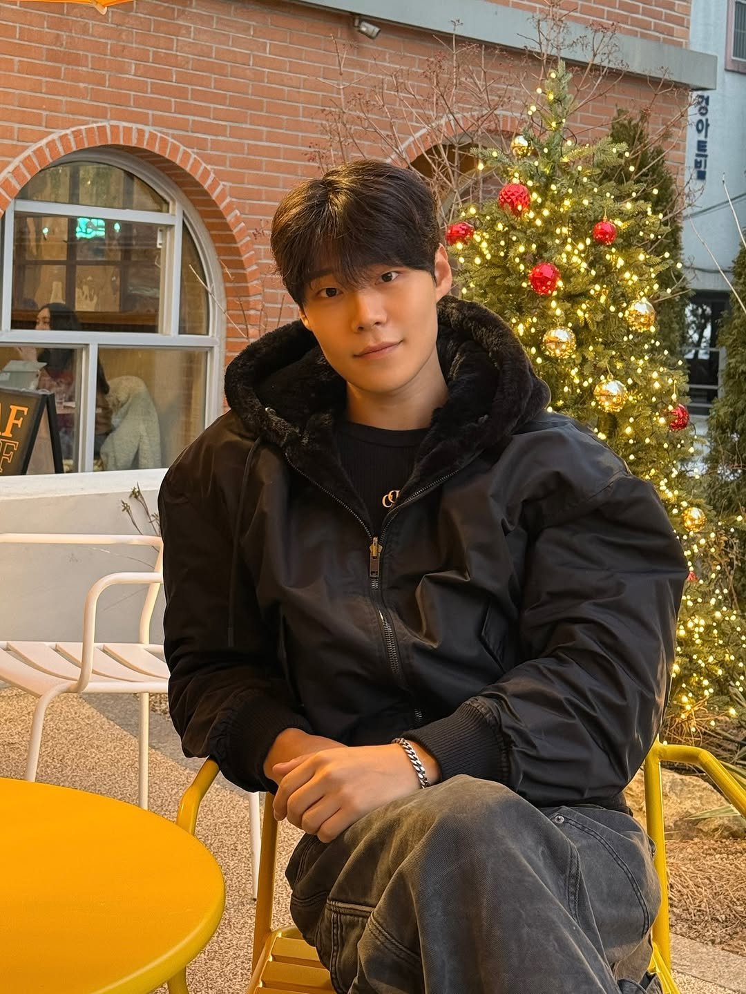 Photo by 박둘리 on February 14, 2026. May be an image of overcoat, goosedown coat, christmas tree, duffle coat, turtleneck, fleece, jacket, parka and text.