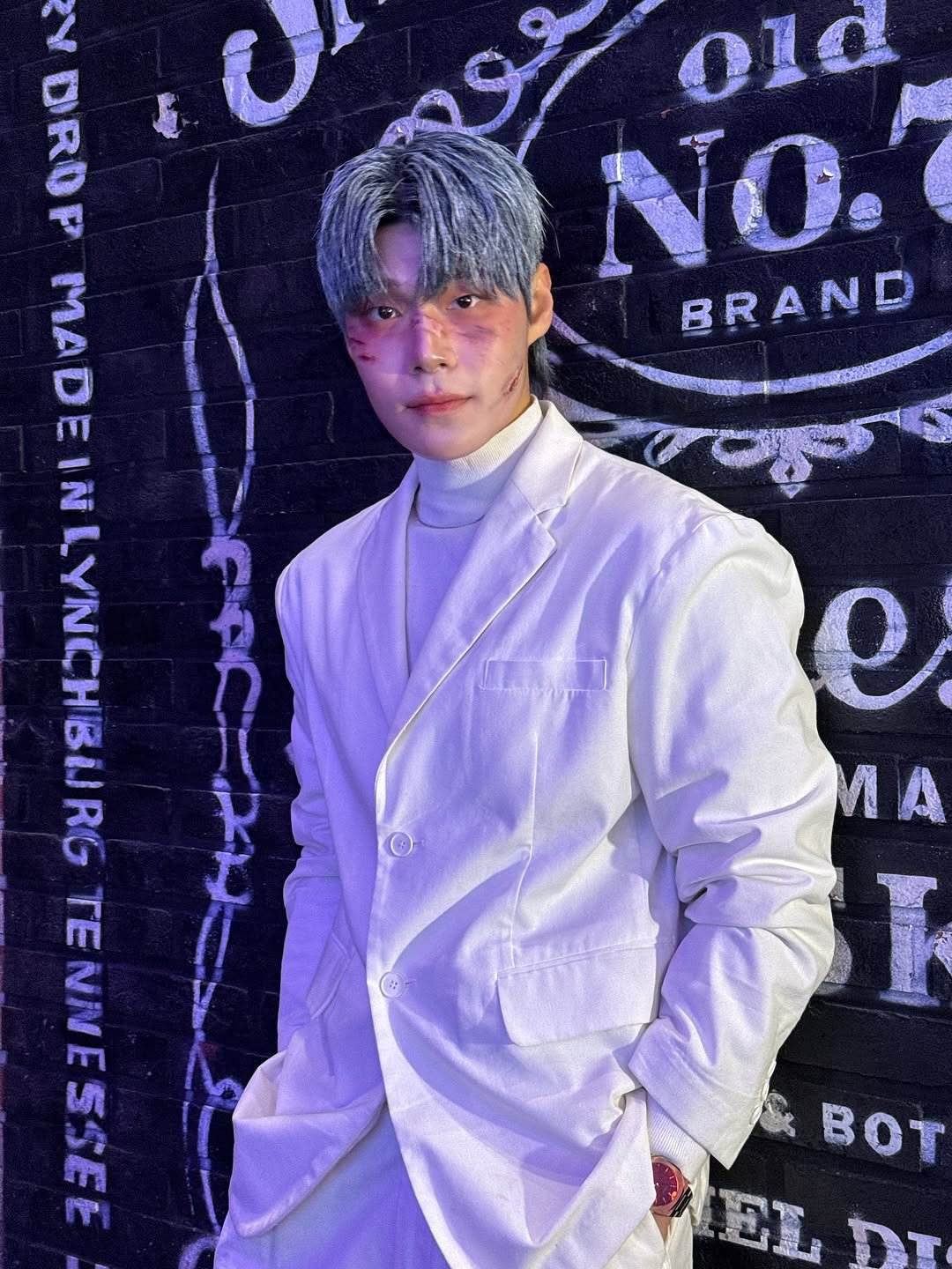 Photo by 박둘리 on November 07, 2025. May be an image of one or more people, bangs, overcoat, duffle coat, bolo tie, top, turtleneck, blazer and text that says '٤ 3 MA 0ια NO. ea BRAND e N ACHO LYNCHBLL RG N ENN NIE 규 SSEE ET DT'.