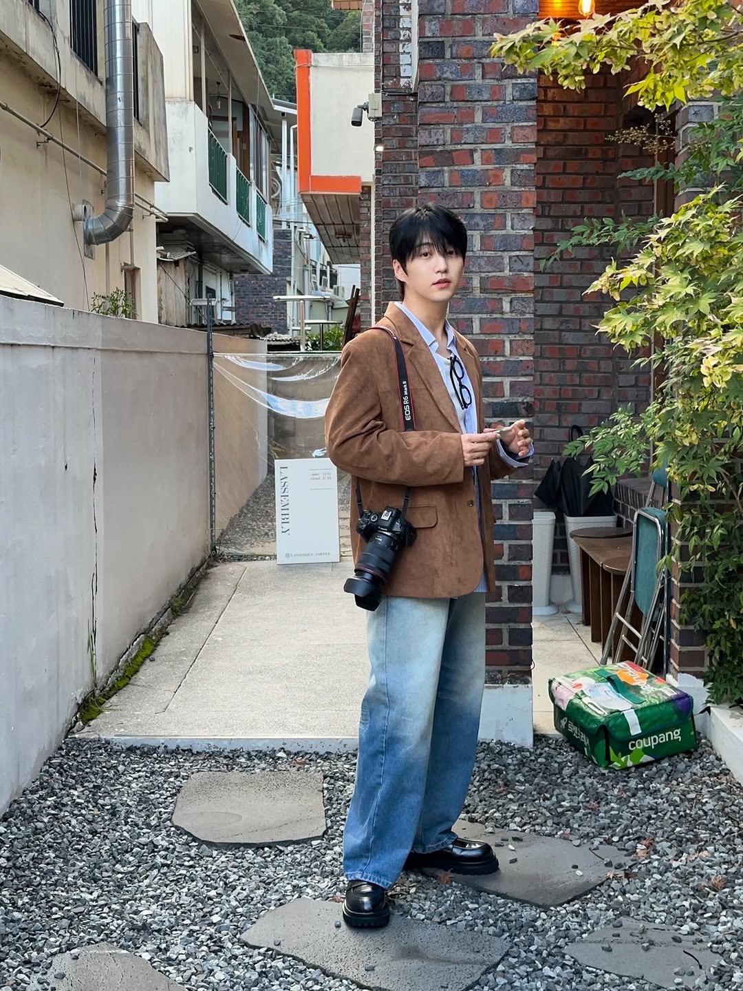 Photo by 준브로 JUNBRO / ᴊᴜɴᴏ on September 26, 2025. May be an image of 1 person, duffle coat, street, brick wall and text.