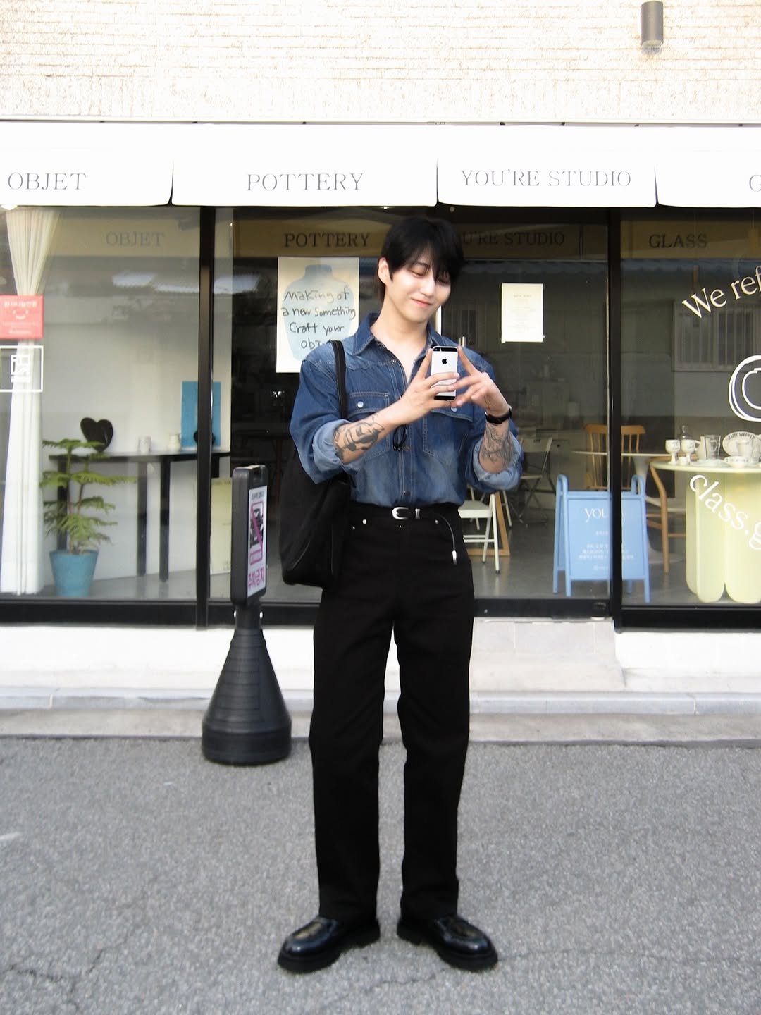 Photo by 준브로 JUNBRO / ᴊᴜɴᴏ on September 15, 2025. May be an image of 1 person, duffle coat, overcoat, wingtip shoes, bolo tie, suit, cornflower and text that says 'OBJET POTTERY OBJET YOU'RESTUDIO YOU STUDIO makingat makin GT new: newsemethin Semcthimn Craft raft Vovr ob2 ob We We Were re C you class. class'.