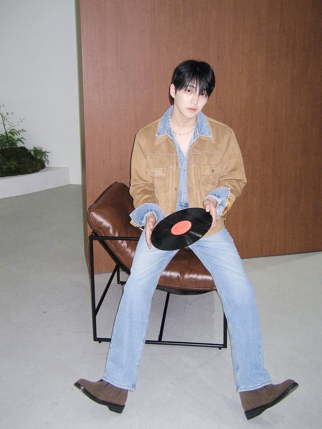 Photo by 준브로 JUNBRO / ᴊᴜɴᴏ on August 15, 2025. May be an image of 1 person, bangs, bolo tie, portable cassette player and text.