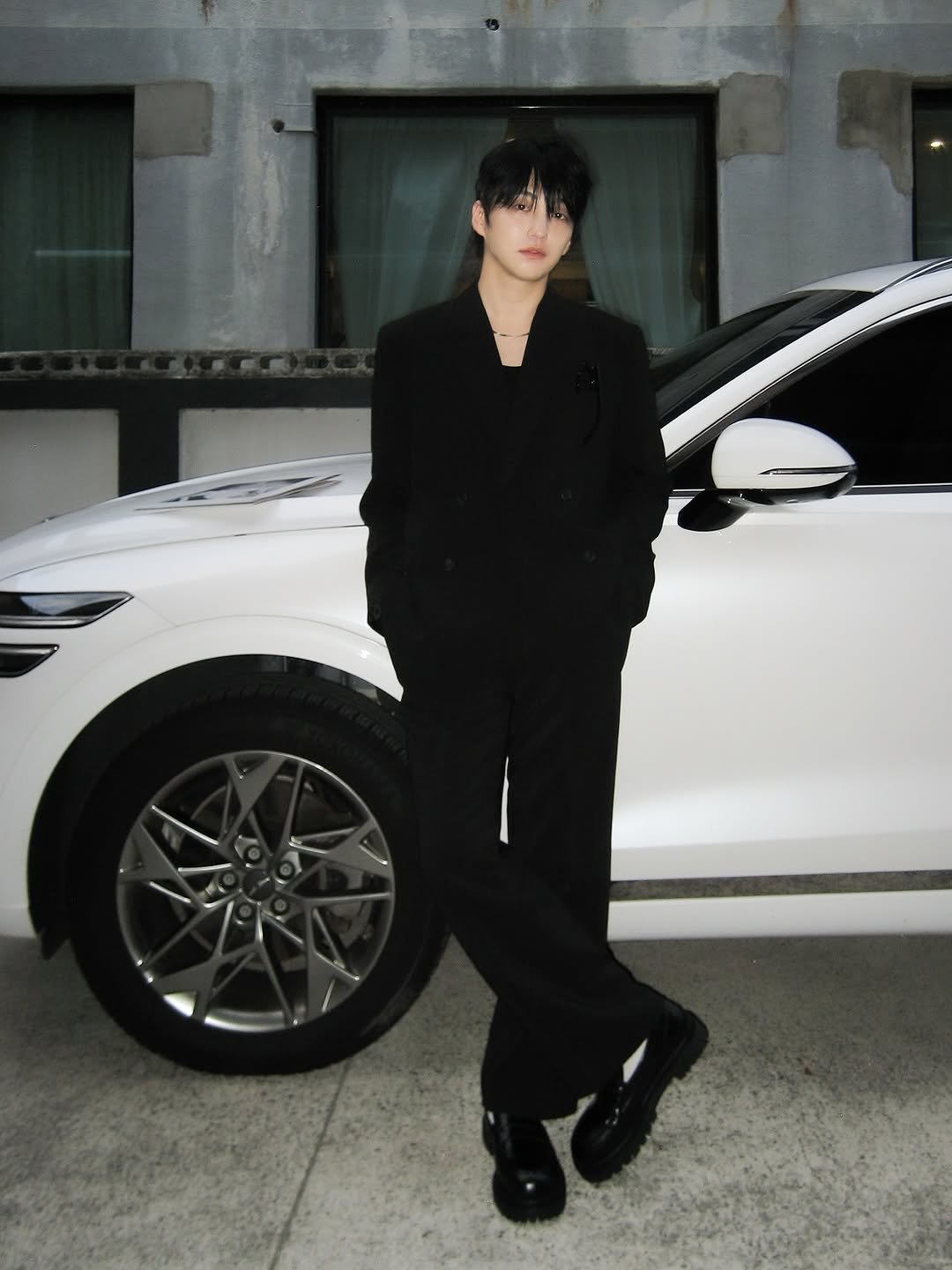 Photo by 준브로 JUNBRO / ᴊᴜɴᴏ on September 03, 2025. May be an image of 1 person, overcoat, car, suit, bolo tie, blazer and text.
