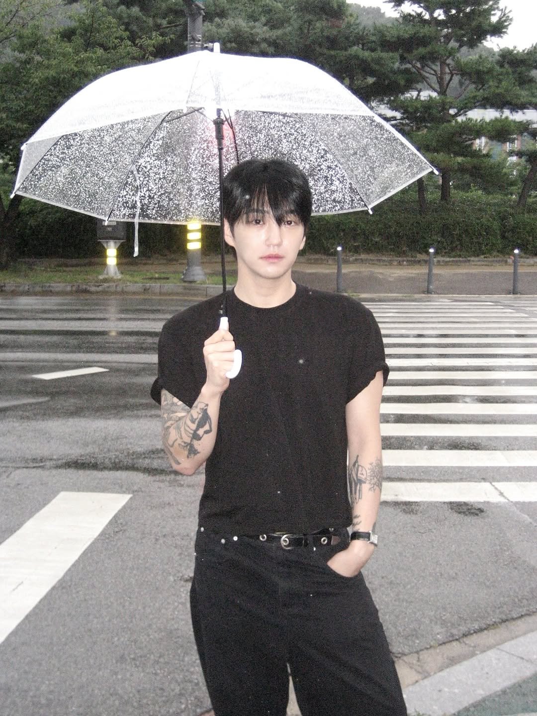 Photo by 준브로 JUNBRO / ᴊᴜɴᴏ on August 11, 2025. May be an image of 1 person, bangs, umbrella, bolo tie, parasol and text.