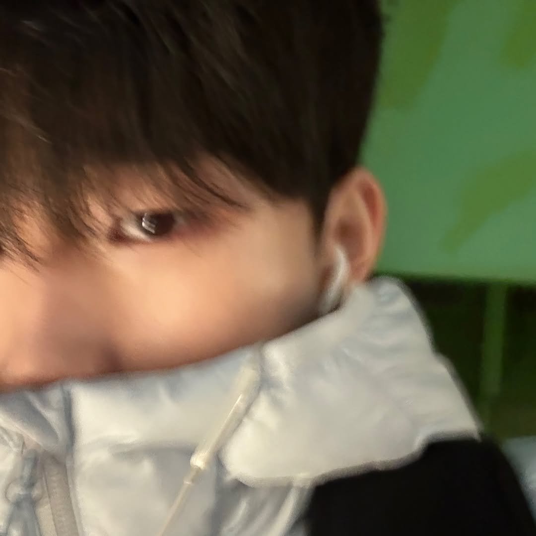Photo by 경 원 on December 04, 2025. May be a selfie of one or more people, hair and parka.