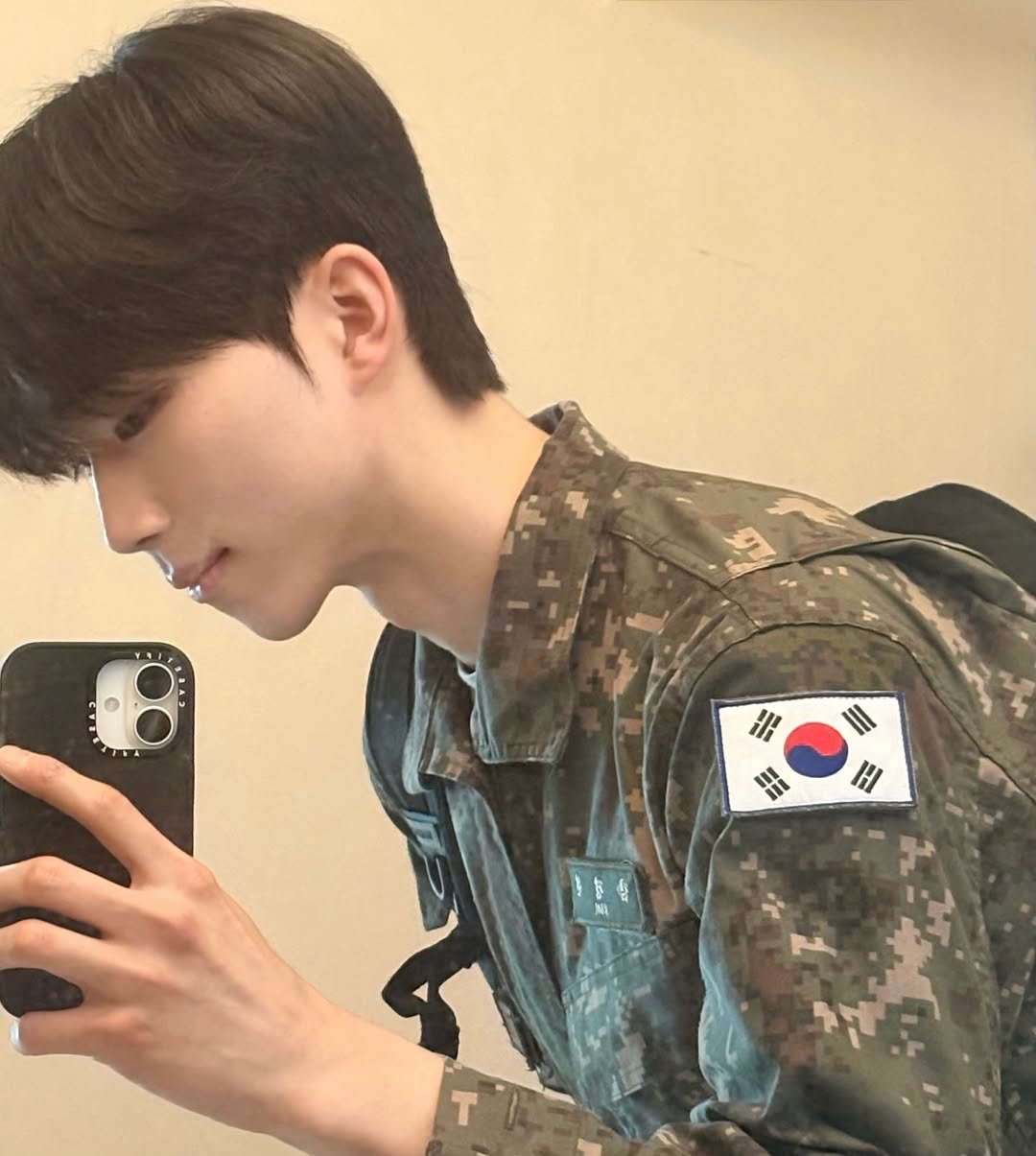 Photo by 김경원 on March 17, 2026. May be an image of ‎military uniform, flag and ‎text that says '‎=ل EE Η T‎'‎‎.