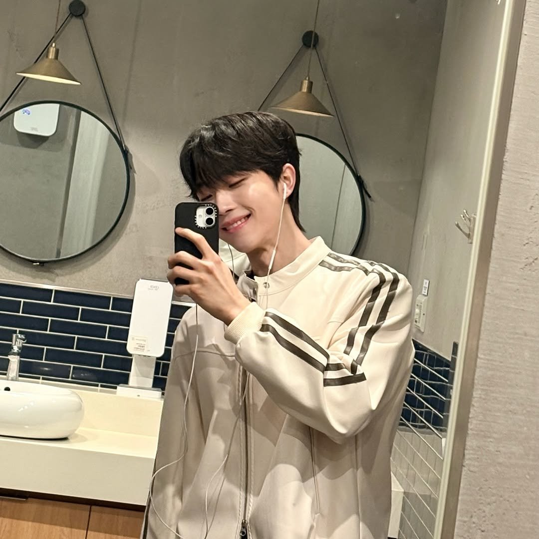 Photo by 김경원 on February 25, 2026. May be an image of mirror and text.