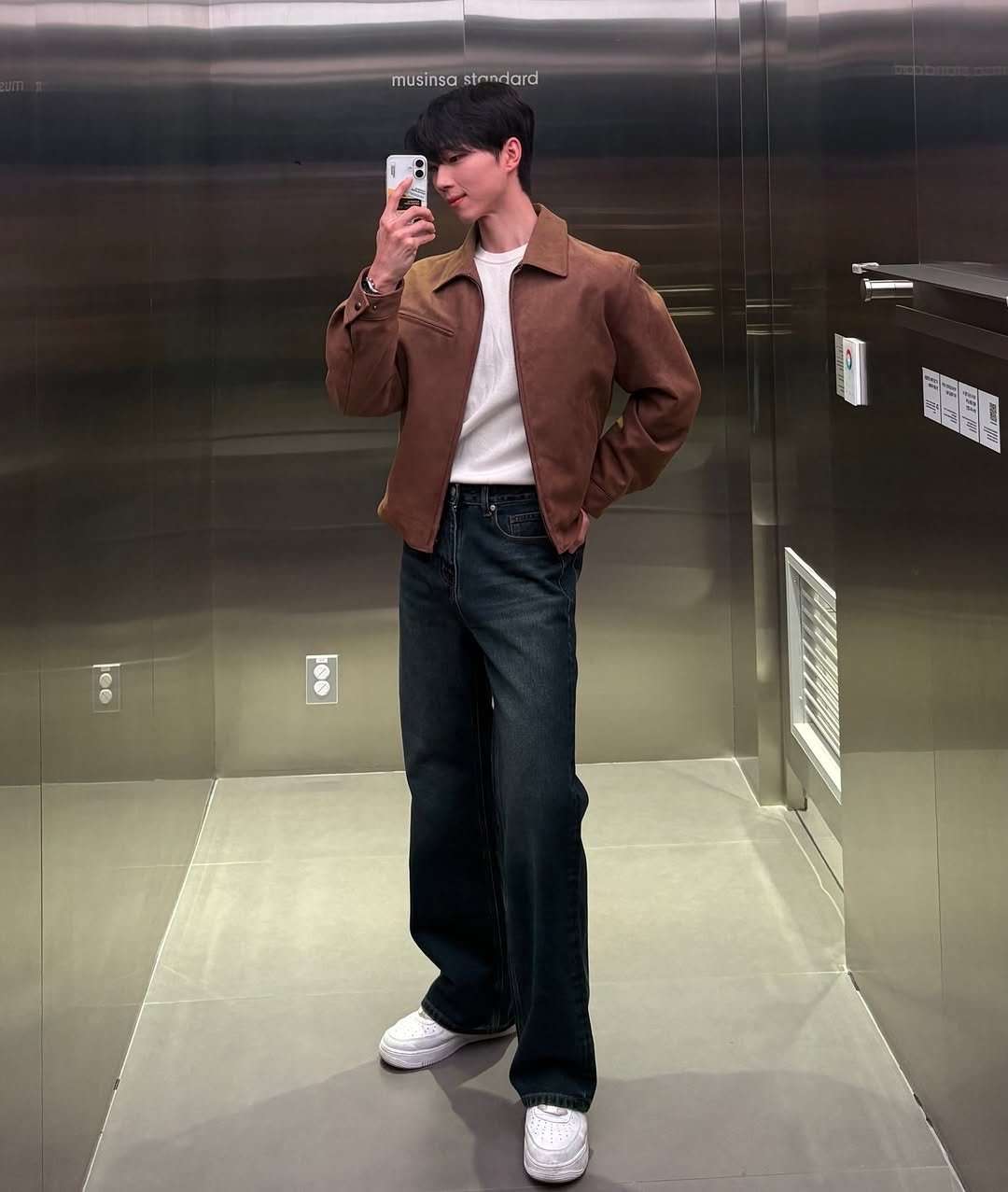 Photo shared by 경 원 on January 07, 2026 tagging @musinsa.official. May be an image of duffle coat, wingtip shoes, overcoat and text.