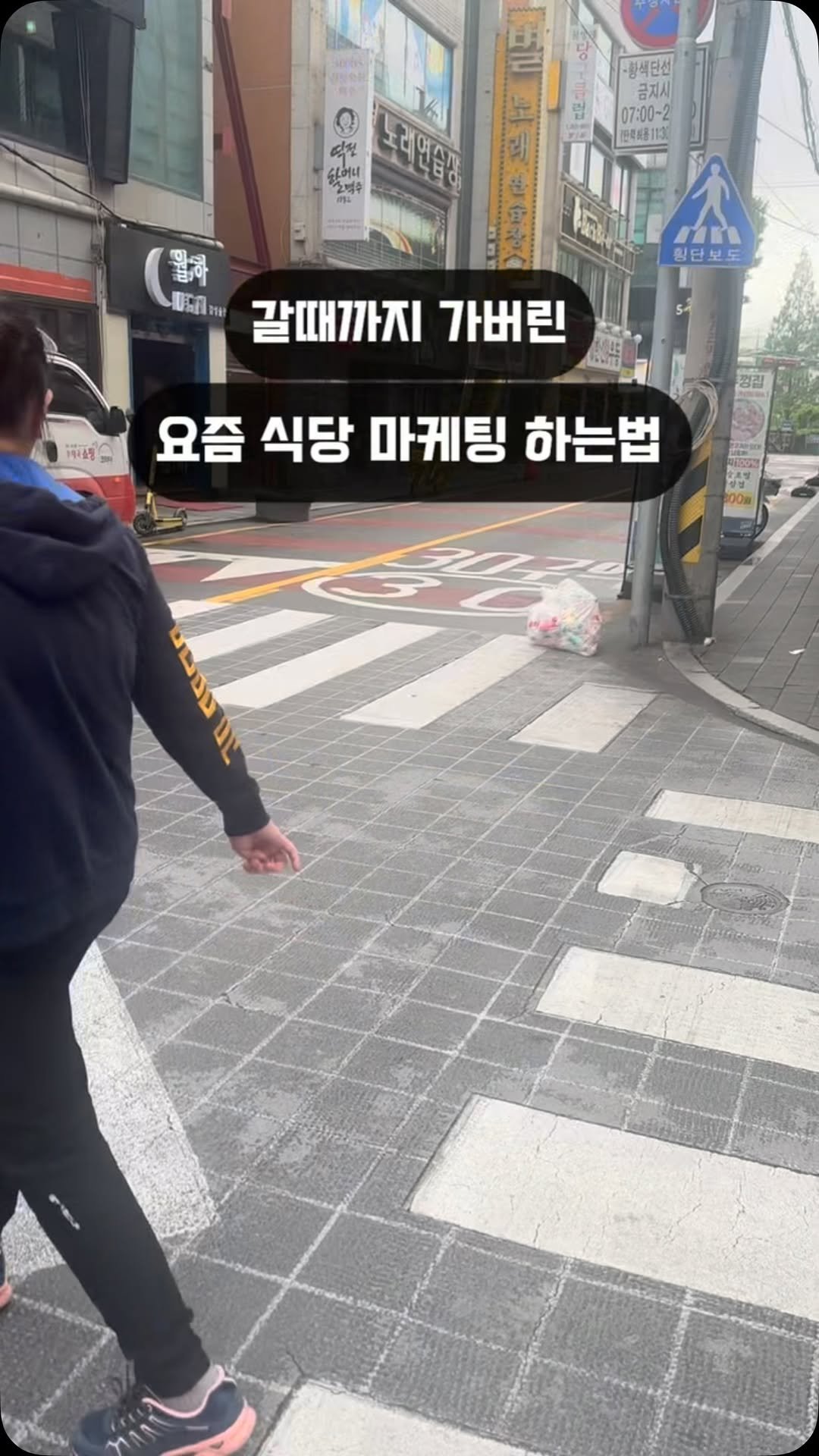 jung__hajun 게시물 이미지: 요즘 왠만한 마케팅으로는
소비자를 가게까지 오게 한다는게
(그것도 2층까지!)참...