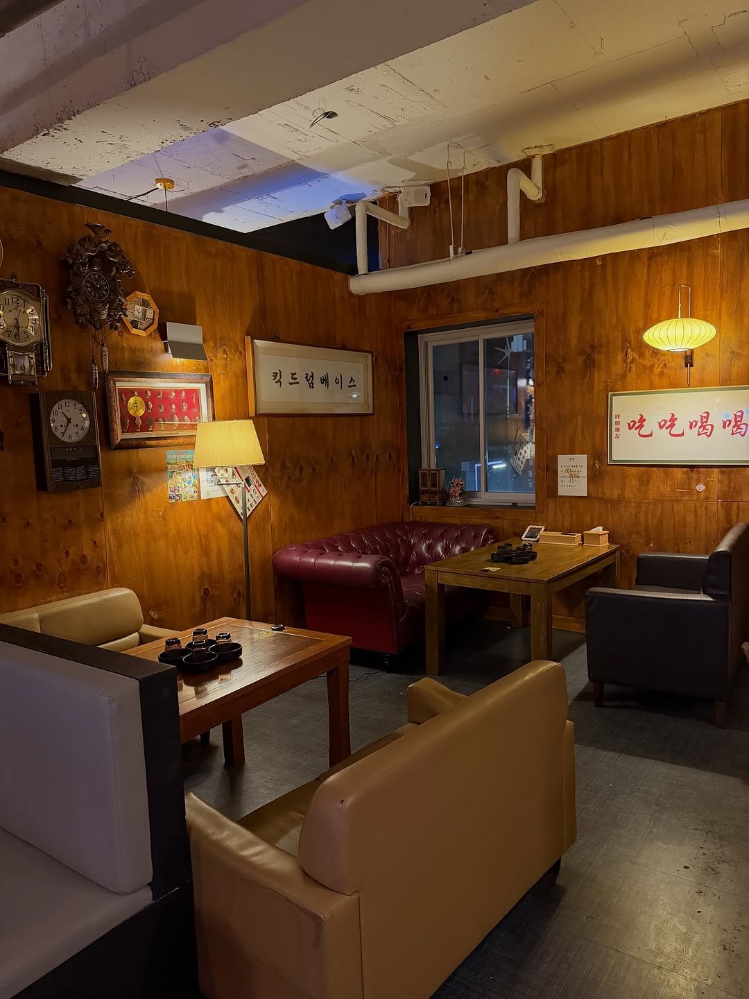 Photo by 하면된다 정하준 | 호랑가 준네맛집 on September 30, 2025. May be an image of sofa, indoors and text.