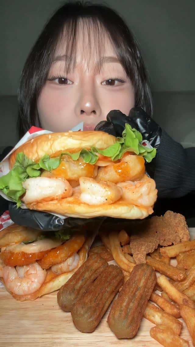 jung_eeelll 게시물 이미지: 왜 그런날 있잖아..
새우버거 왕창 땡기는 날..🍤🍤

왓더버거의
근본 업글 스리마요...