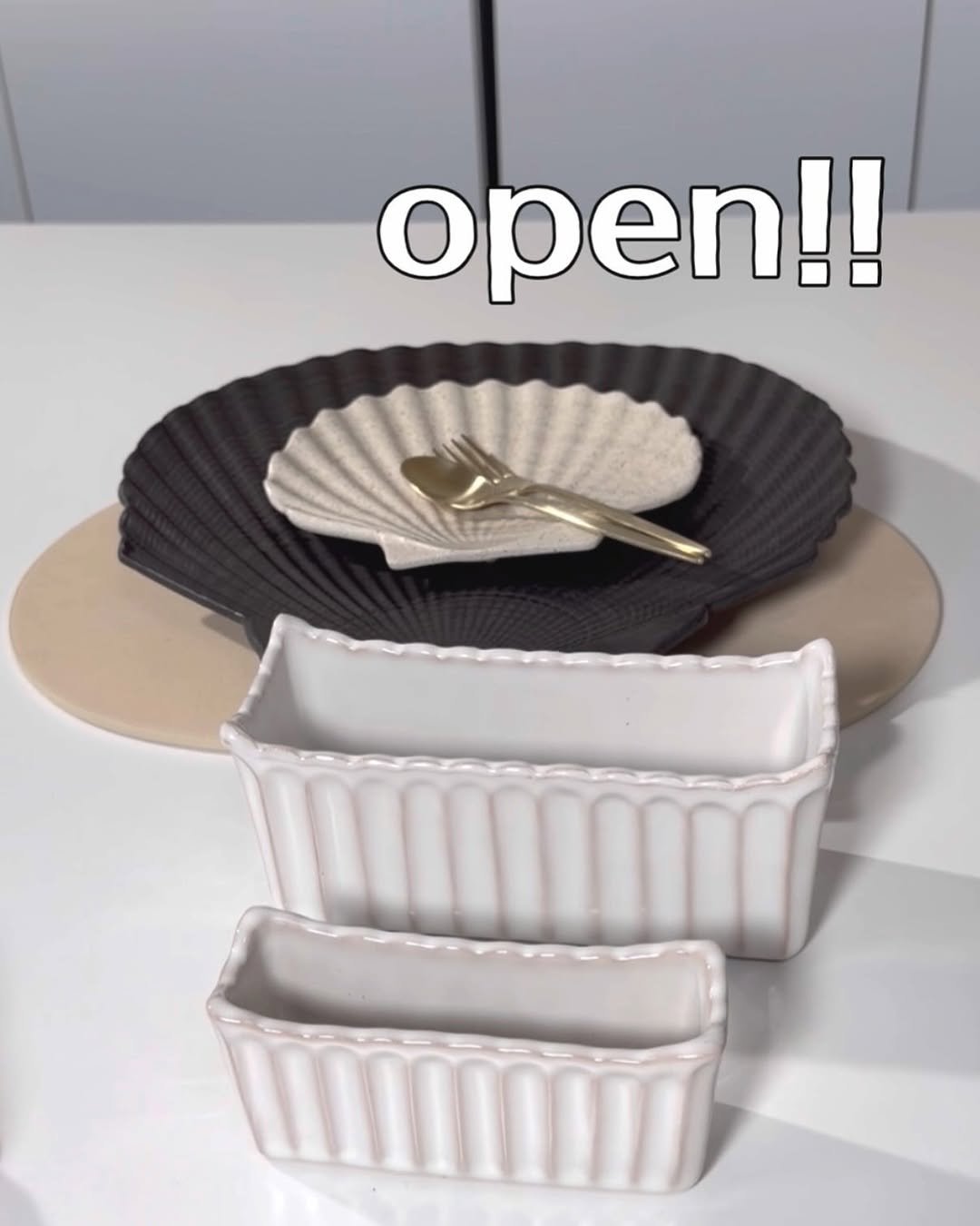 Photo by 정원테이블 on January 26, 2026. May be an image of plate rack, pottery, chinaware, kitchenware, tableware and text that says 'open!!'.