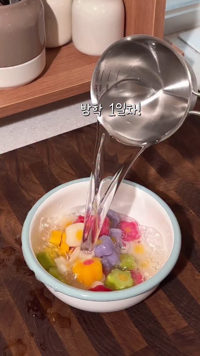 jungwon_table 게시물 이미지: 🍀1일차!!

오늘 아침은 모두가 좋아하는 
소고기 떡국을 했어요~
식단표대로라면...