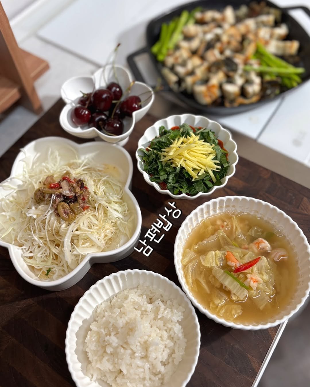 Photo by 정원테이블 on July 26, 2025. May be an image of tofu, noodles, stew and text that says '남편밥상 남 남편밥상'.