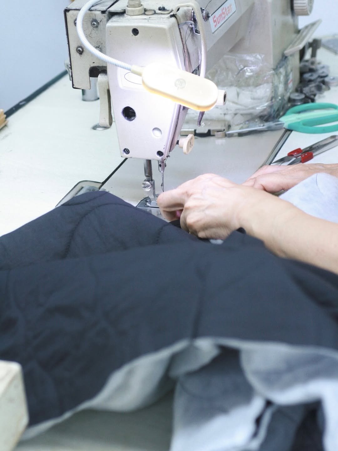 Photo by 준호 I 지속가능 패션 봉제공장 on December 21, 2025. May be an image of sewing machine.