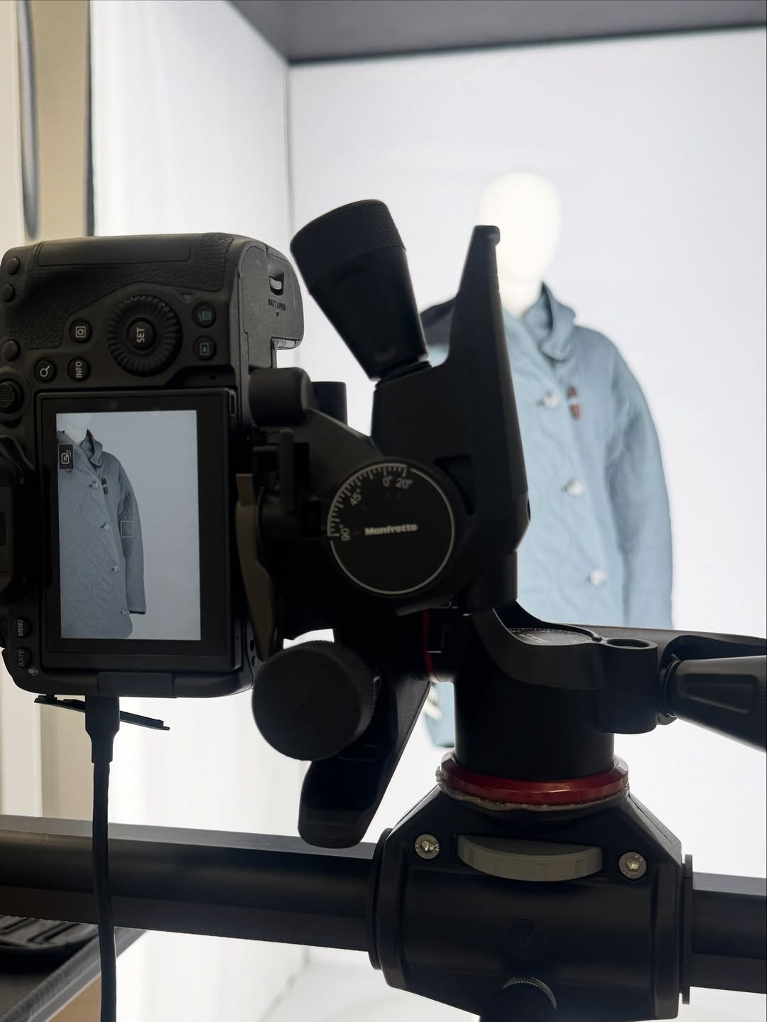 Photo by 준호 I 지속가능 패션 봉제공장 on December 08, 2025. May be an image of camera, tripod, camcorder and text.