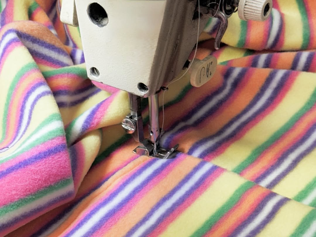 Photo by 준호 I 지속가능 패션 봉제공장 on December 22, 2025. May be an image of sewing machine, blanket and text.