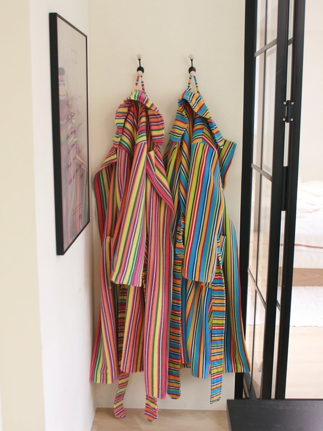 Photo by 준호 I 지속가능 패션 봉제공장 on December 23, 2025. May be an image of towel rack, towel, scarf, umbrella, coat rack, clothes hanger, stripes, sarong and rack.