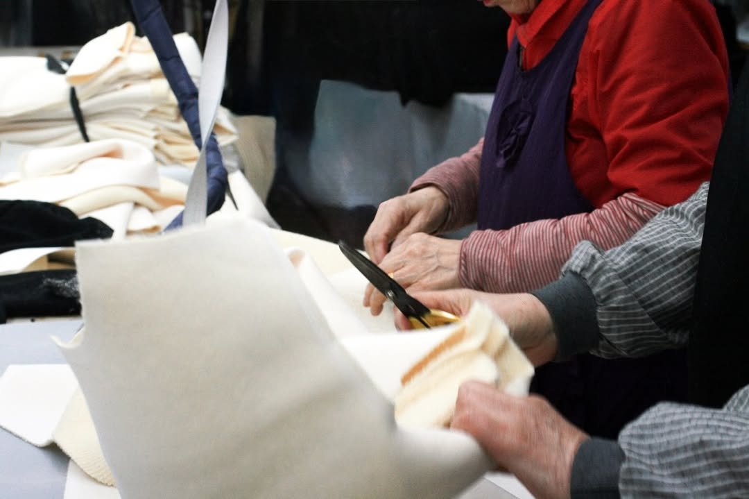Photo by 준호 I 지속가능 패션 봉제공장 on December 31, 2025. May be an image of leather, wool, hat shop and text.