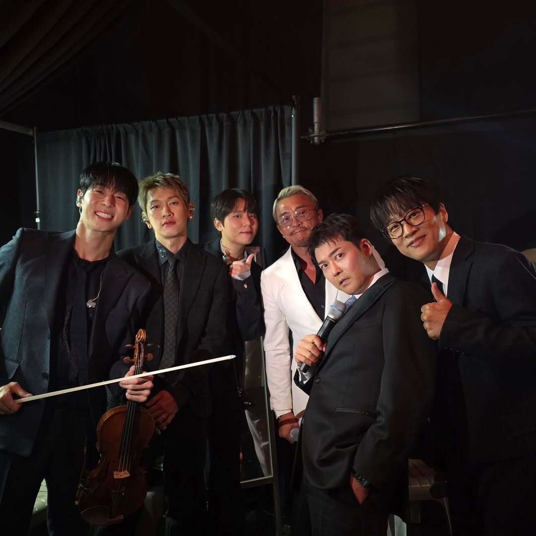 Photo by 전현무 on December 02, 2025. May be an image of violin, cello, concert and text.