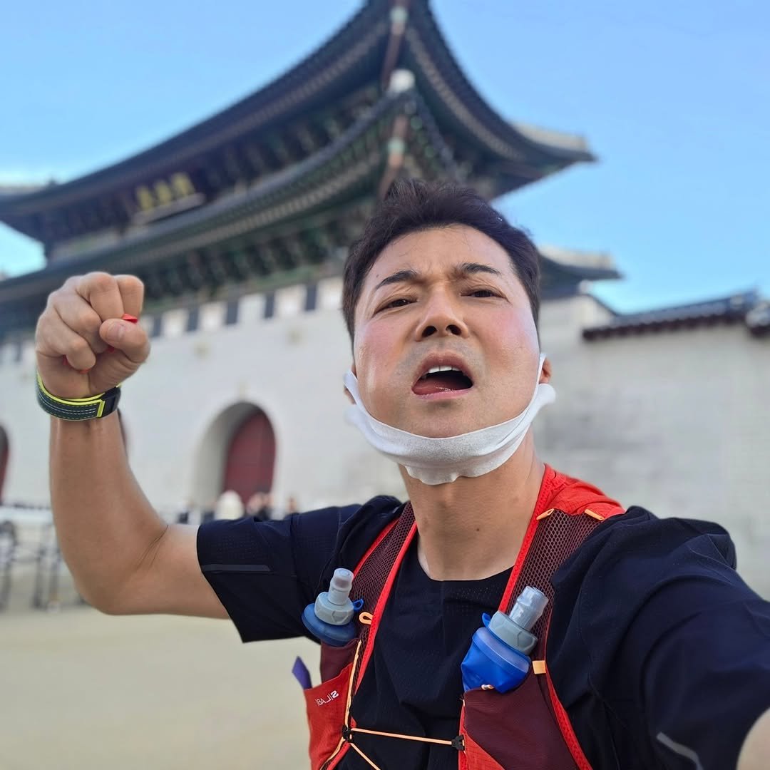 Photo by 전현무 on October 21, 2025. May be an image of Gyeongbokgung Palace and text.