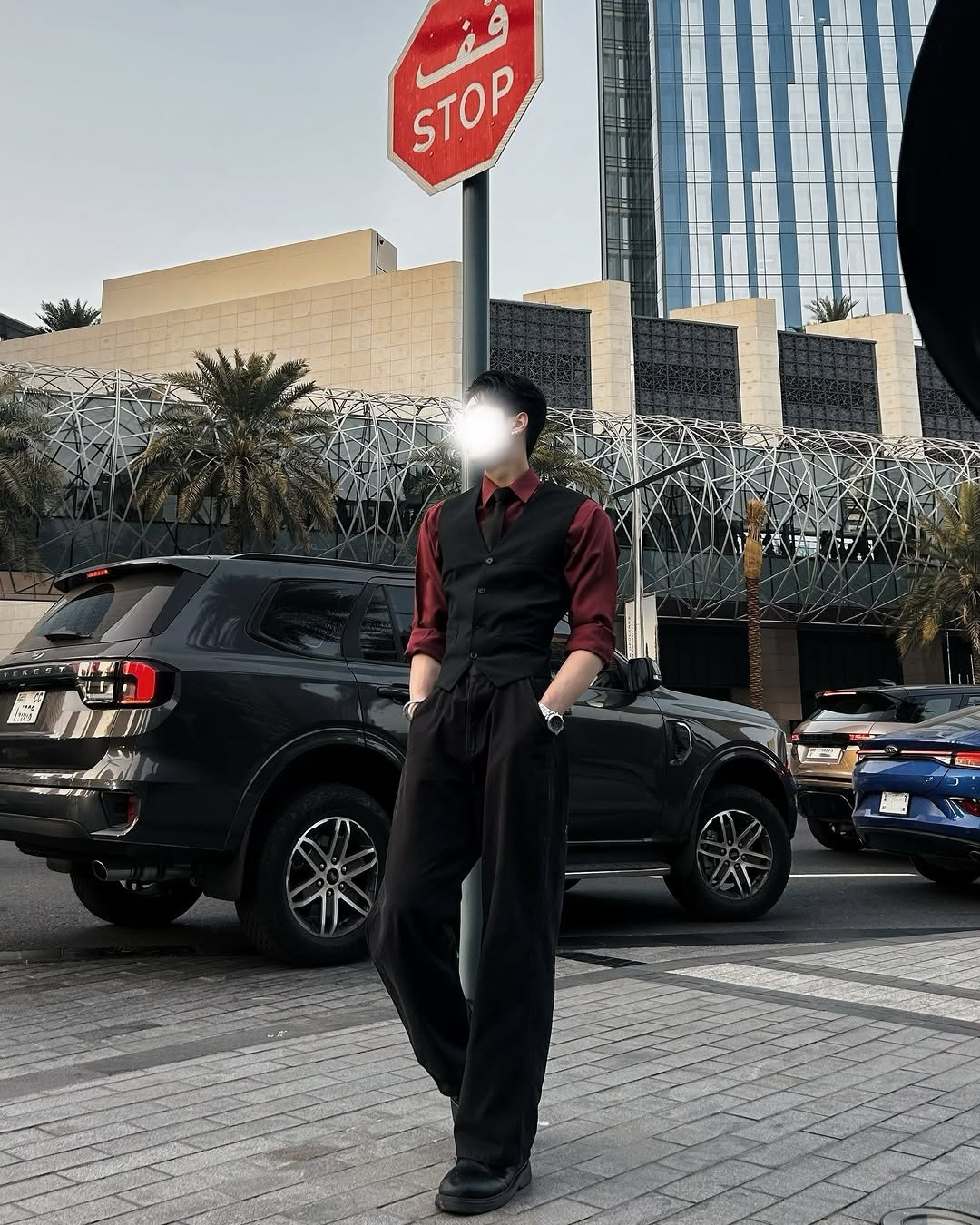 Photo by 준지 on February 06, 2026. May be an image of standing, car, suit, signboard, street, road, curb and text that says 'STOP STOP m 년고 Ceo'.