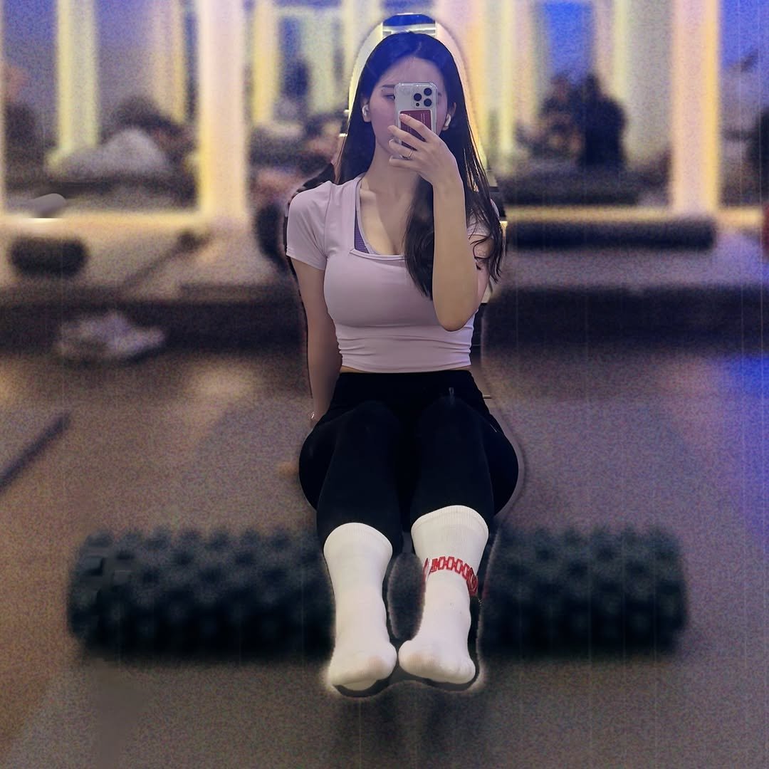 Photo by 최호랑 on March 24, 2026. May be an image of activewear, mirror, tights, sweatpants and text.
