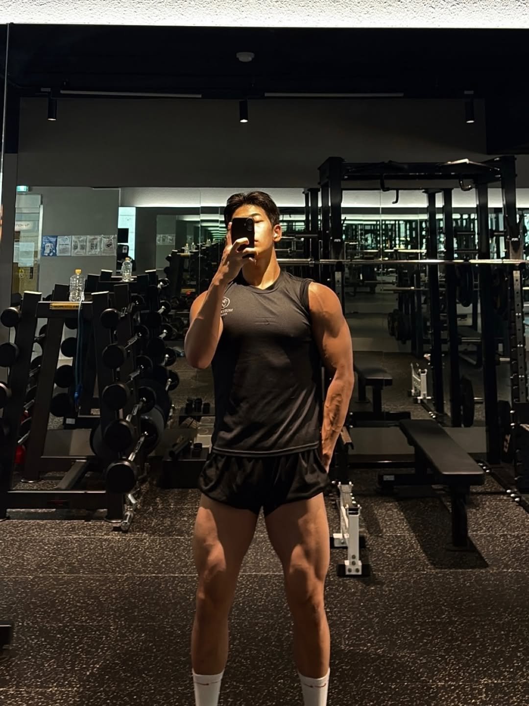 Photo by 이준한 on December 08, 2025. May be an image of one or more people, biceps, people bodybuilding and text.