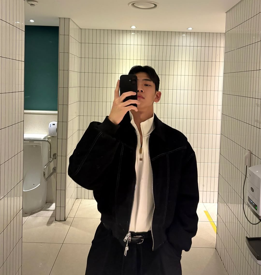 Photo by 이준한 on January 07, 2026. May be an image of duffle coat, overcoat, turtleneck, mirror and text.