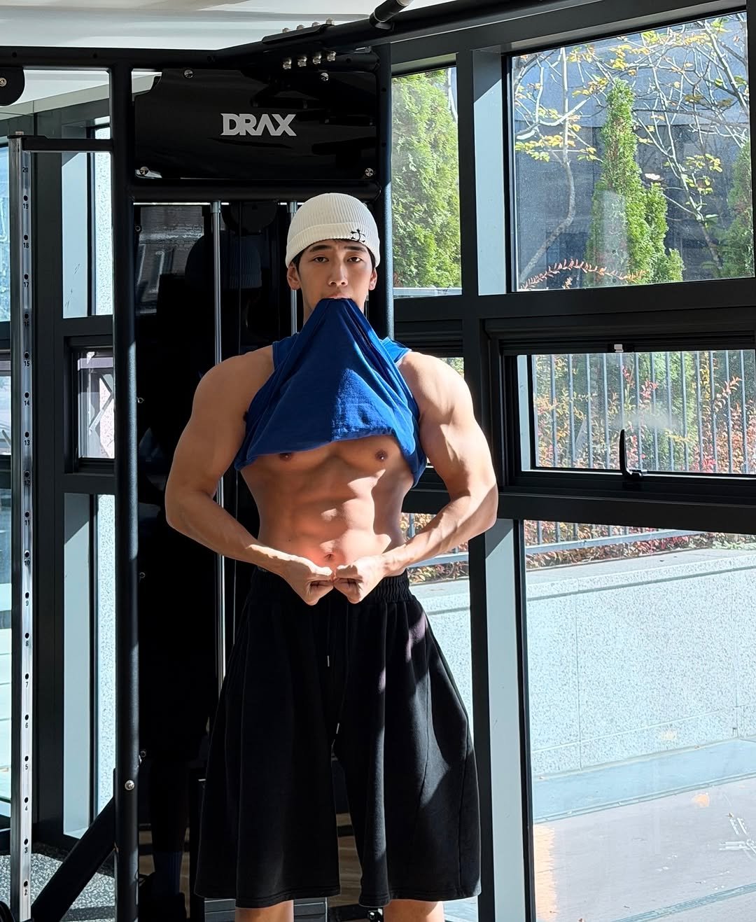 Photo by 이준한 on November 10, 2025. May be an image of one or more people, biceps, people bodybuilding, sportswear and text.