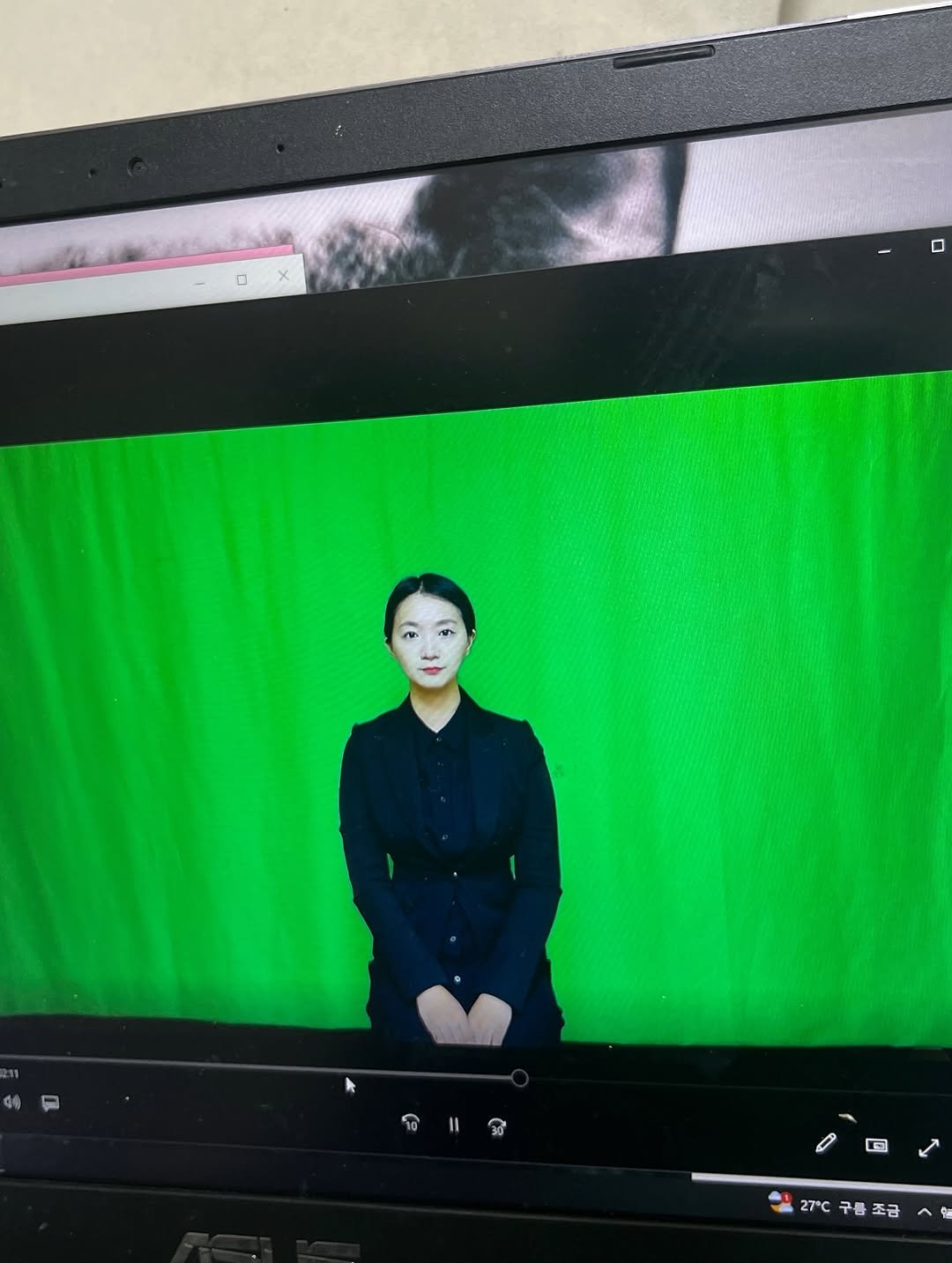 Photo by 채주연 | 수어통역사 on August 11, 2025. May be an image of 1 person, television, screen, camcorder, tripod and text that says '0 27구름조급 조금 27°C 구름'.