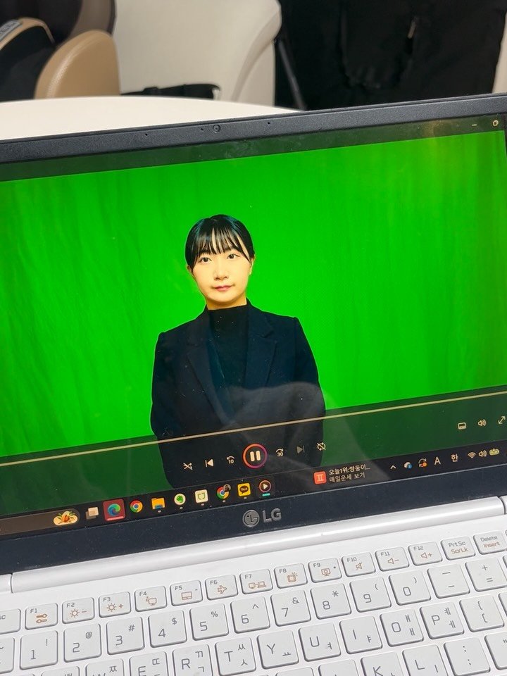 juyeon332 게시물 이미지: ✈️ 한국 오자마자 수어통역🤟🏻
프리랜서의 시간에 몰입과 집중🔥

 #수어 #수어통역 #수어통역사