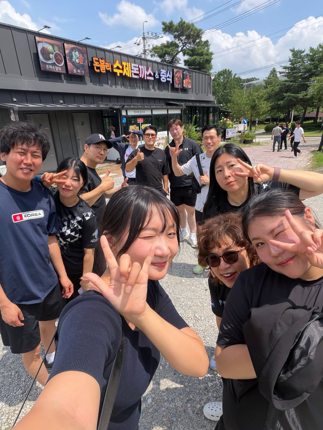 juyeon332 게시물 이미지: #수어통역사 는 #농인 과 함께 🫶🏻💖🤟🏻🥌

📍잔뜩 예쁨 받아서 행복했던...