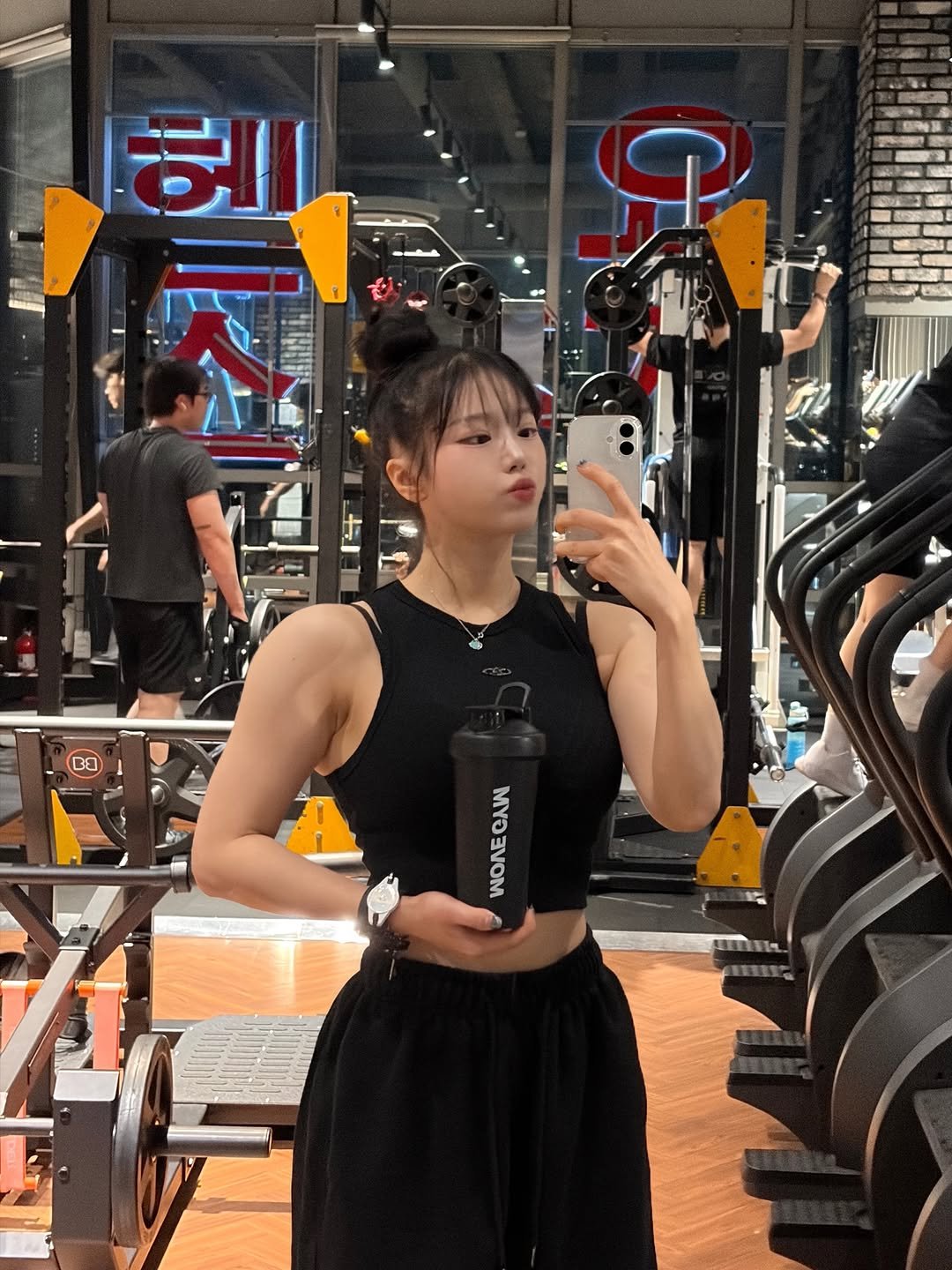 jweight_ 게시물 이미지: 버뮤다의 계절이 와버렸땅 헬스장 오는길에 땀 이미 한가득걸💦