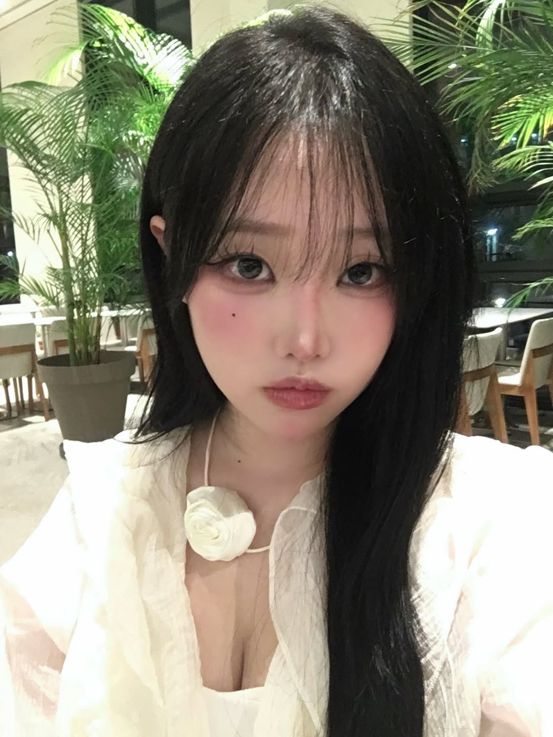 Photo shared by 간지원(27) on April 21, 2026 tagging @sheinkorea_. May be a selfie of one or more people, makeup, hair and text.