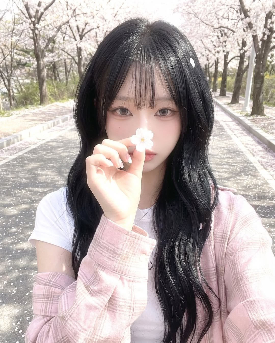 Photo shared by 간지원(27) on March 31, 2026 tagging @soda_kr_official. May be an image of one or more people, hair and text.