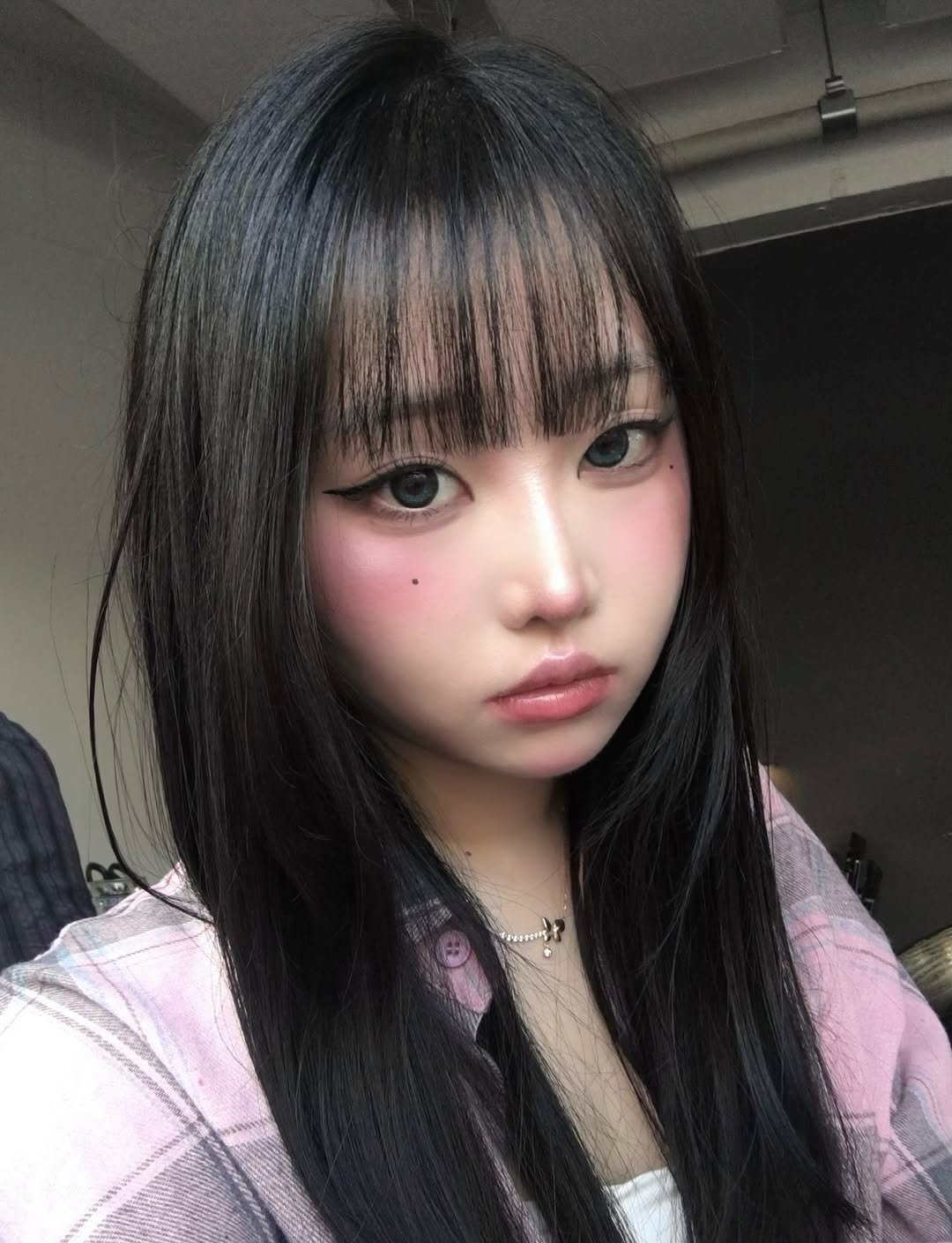 Photo by 간지원(27) on April 07, 2026. May be a selfie of one or more people, eyeliner, hair, makeup and text.