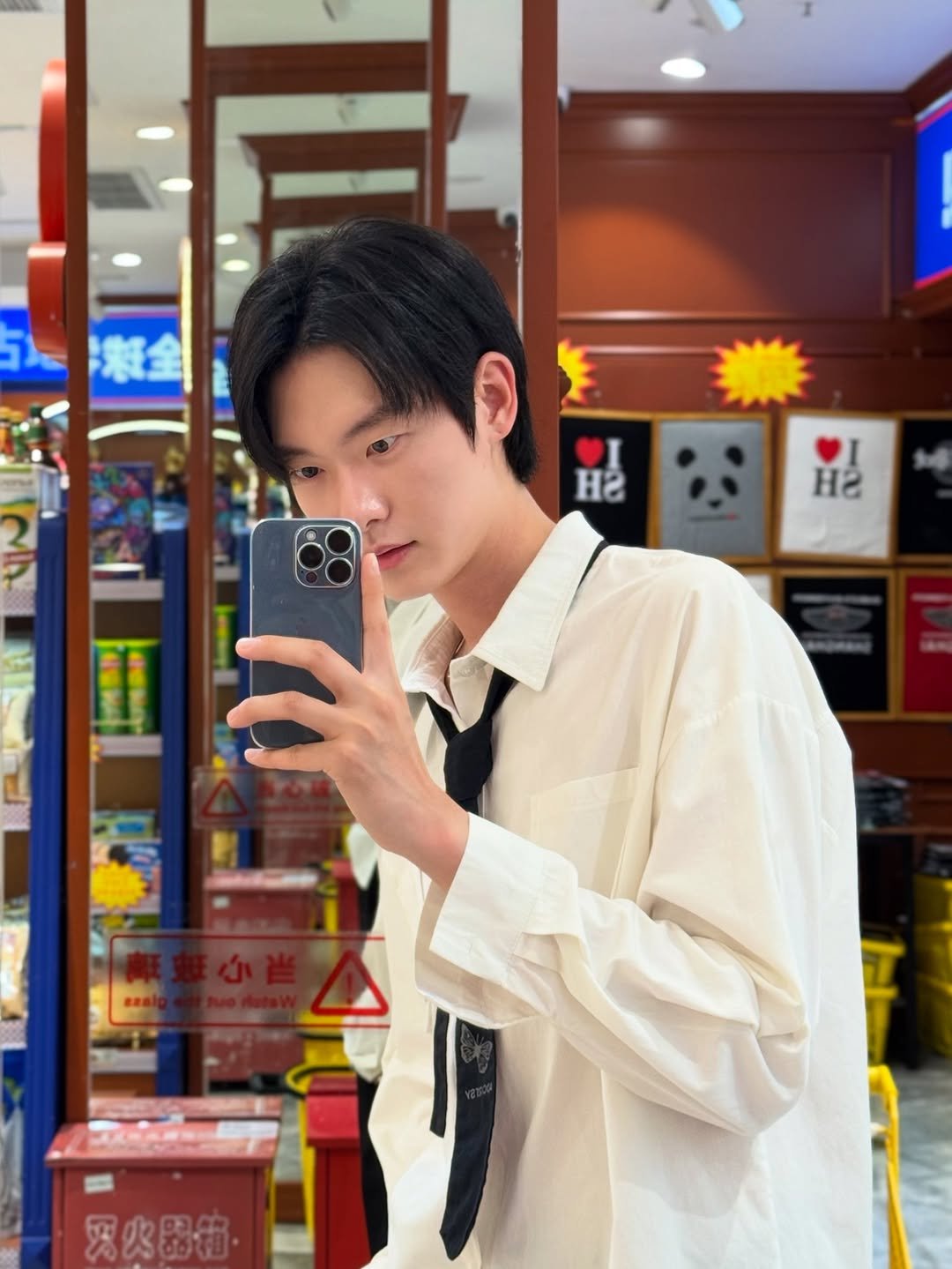 Photo by 백정훈 on August 16, 2025. May be an image of 1 person, hair, mirror, bolo tie and text that says '最 MI Ha 龍 Hr 黑火器霜'.