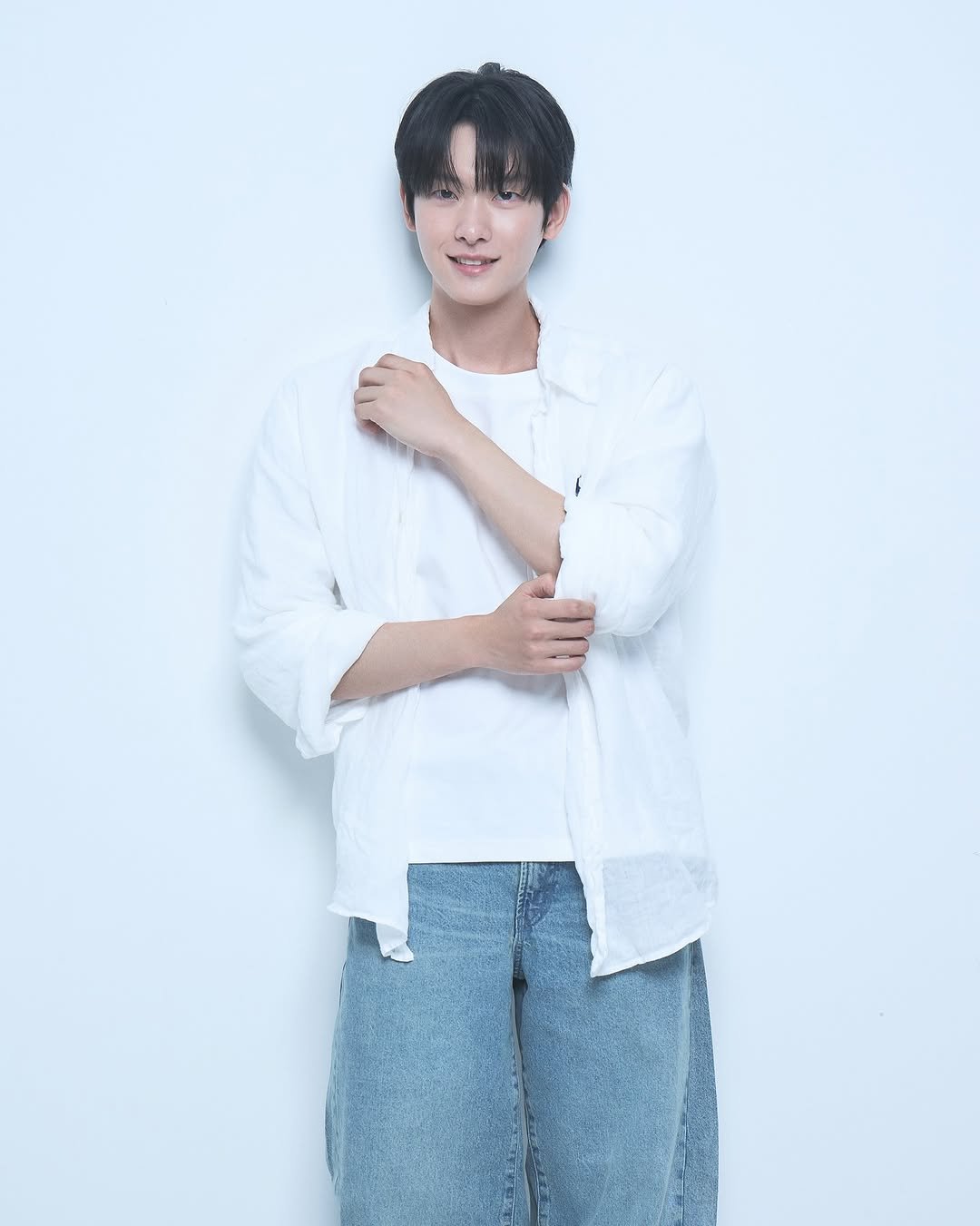 Photo shared by 백정훈 on September 30, 2025 tagging @blue_um, and @studio_dion__. May be an image of 1 person, bangs, top and text.