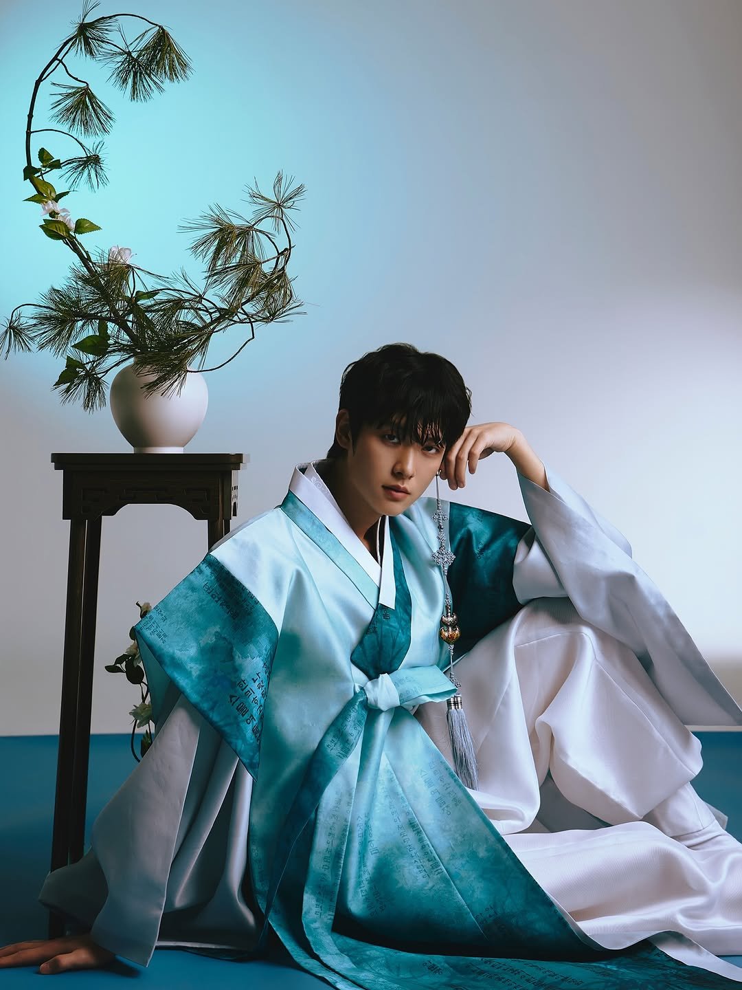 Photo shared by 백정훈 on April 14, 2026 tagging @t.hara_, @kimmmm9203, @areum_atic, and @d.et.teule. May be an image of text.