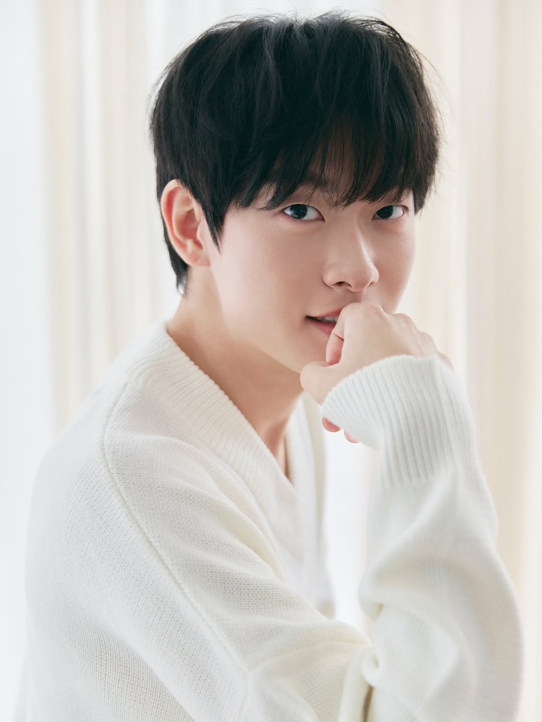 Photo shared by 백정훈 on November 25, 2025 tagging @seoraestudio, and @_yeonmakeup. May be an image of text.