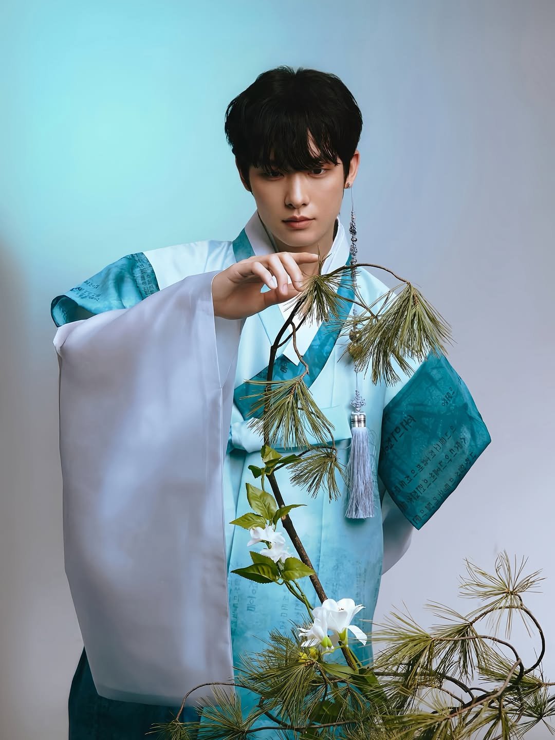 Photo shared by 백정훈 on April 09, 2026 tagging @t.hara_, @kimmmm9203, @areum_atic, and @d.et.teule. May be an image of bolo tie and text.