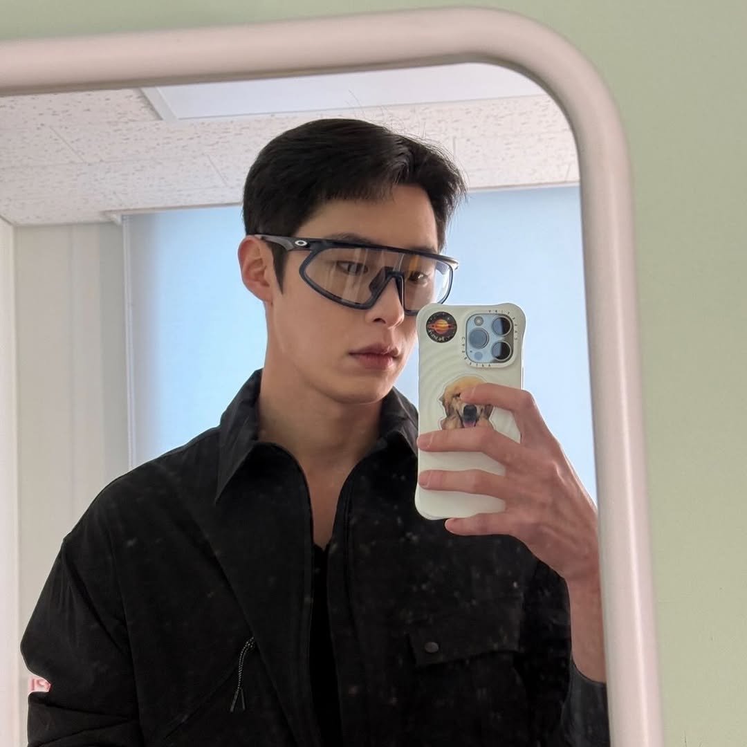 Photo by 이재욱 on November 01, 2025. May be a selfie of one or more people, hair, eyeglasses, jacket, mirror, turtleneck and text.