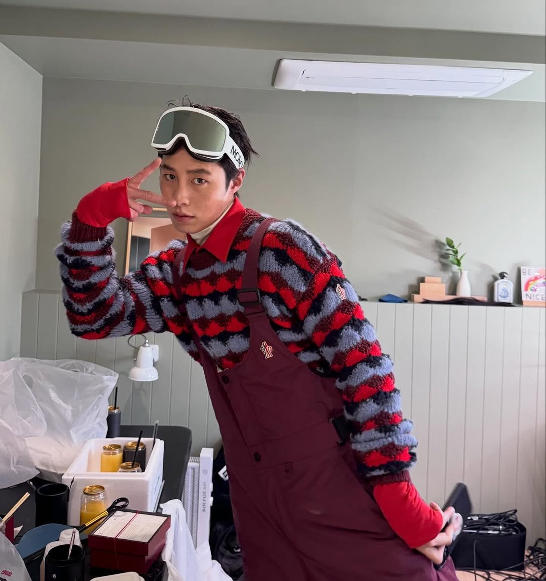 Photo shared by 이재욱 on November 21, 2025 tagging @moncler. May be an image of turtleneck, snowsuit, glasses, ski, face mask, ski slope and text.
