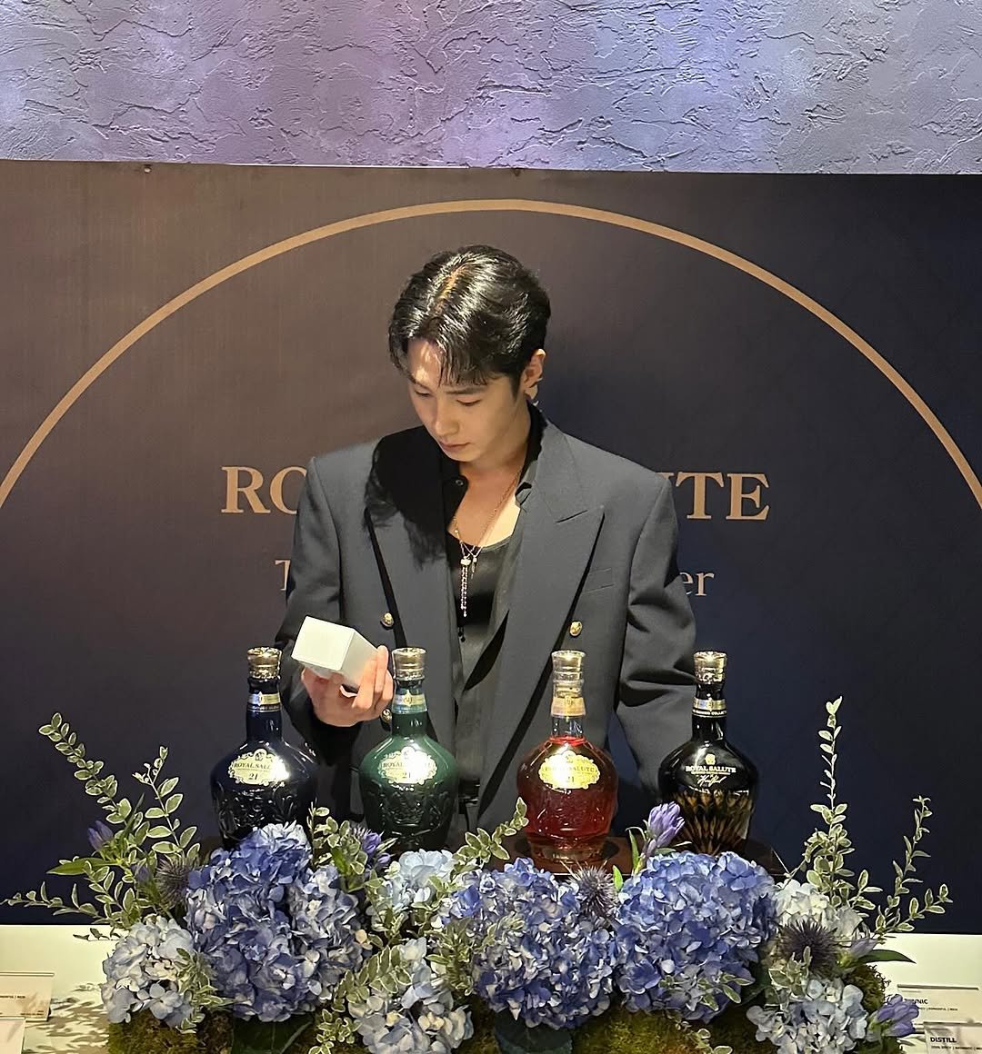 Photo by 이재욱 on September 02, 2025. May be an image of bottle, flower arrangement and wine bottle.