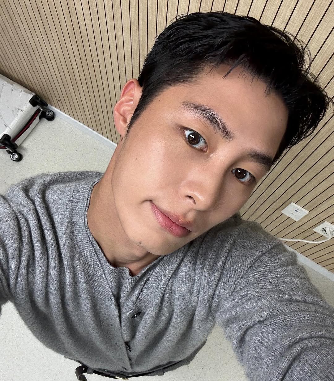Photo by 이재욱 on October 03, 2025. May be a selfie of 1 person, bangs, top and text.