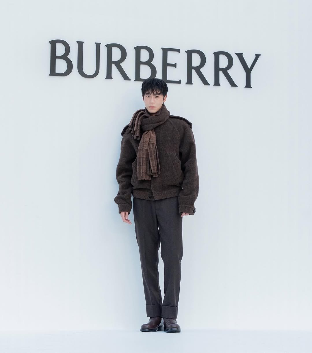 Photo shared by 이재욱 on September 04, 2025 tagging @burberry. May be an image of duffle coat and overcoat.