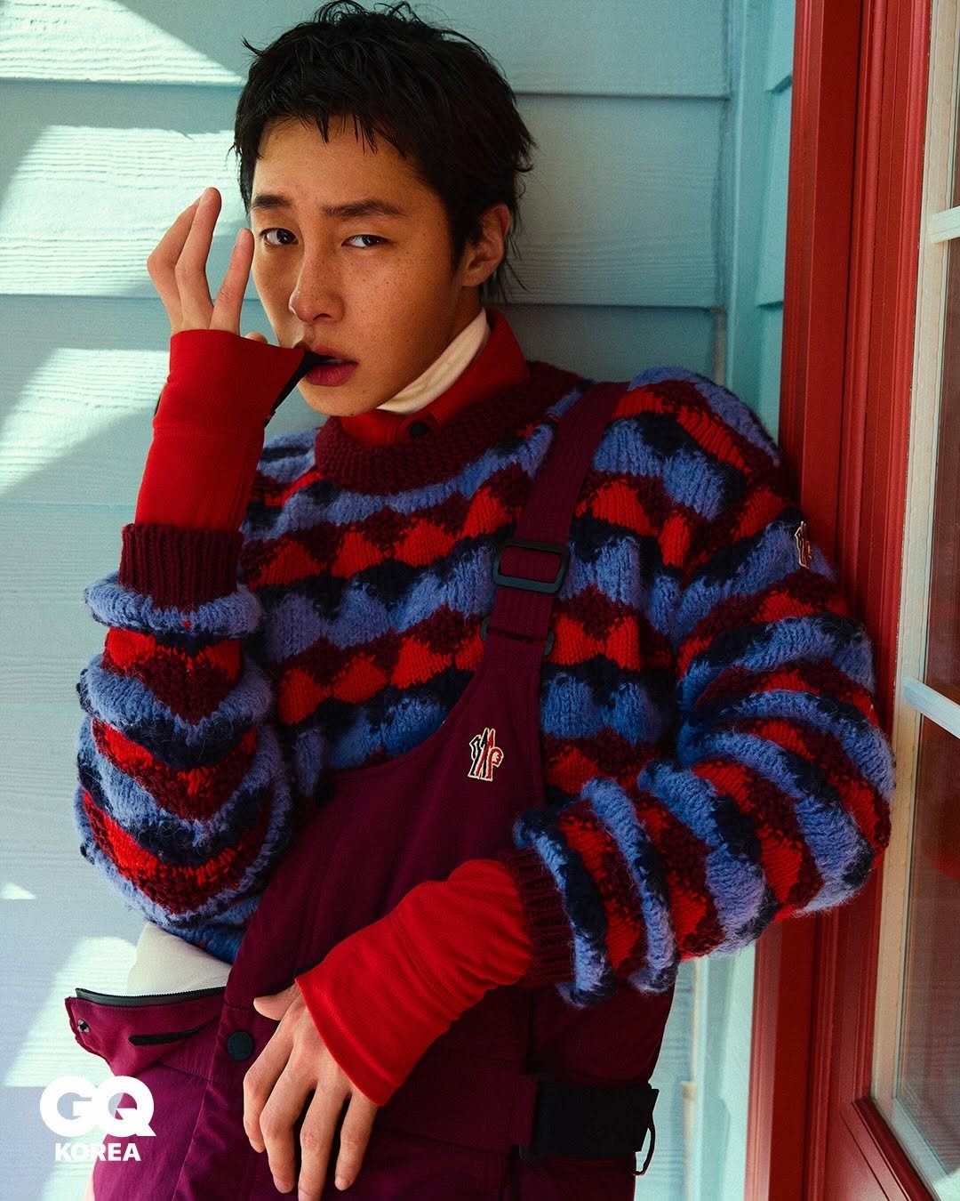 Photo shared by 이재욱 on November 19, 2025 tagging @moncler, @gq_korea, @zyobb, @geumnam, @mooondddddd, and @hearts_ahnhongmoon_. May be an image of turtleneck, bolo tie and text that says '新雄 G GO KOREA KG EA'.
