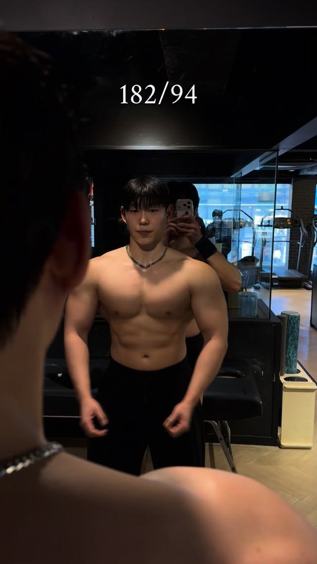 jycap_ 게시물 이미지: 진짜 오랜만에 빵빵해진 몸으로 바디체크 

목걸이: @gymcore.club
