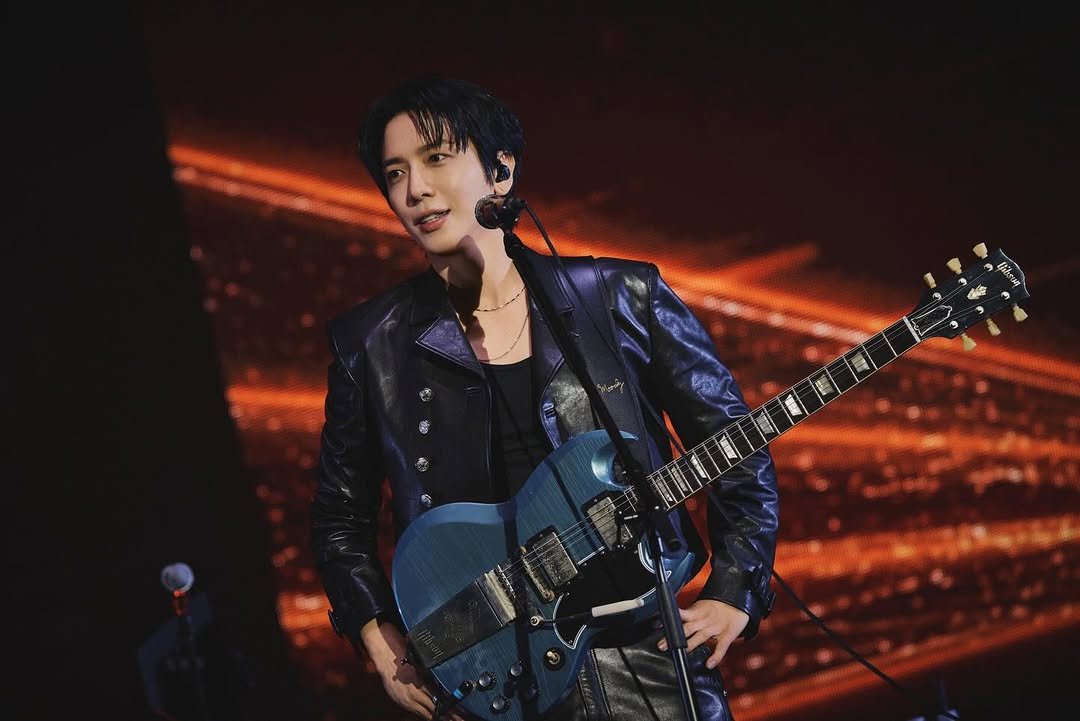 Photo by 정용화 on January 19, 2026. May be an image of guitar, bolo tie, concert and text.